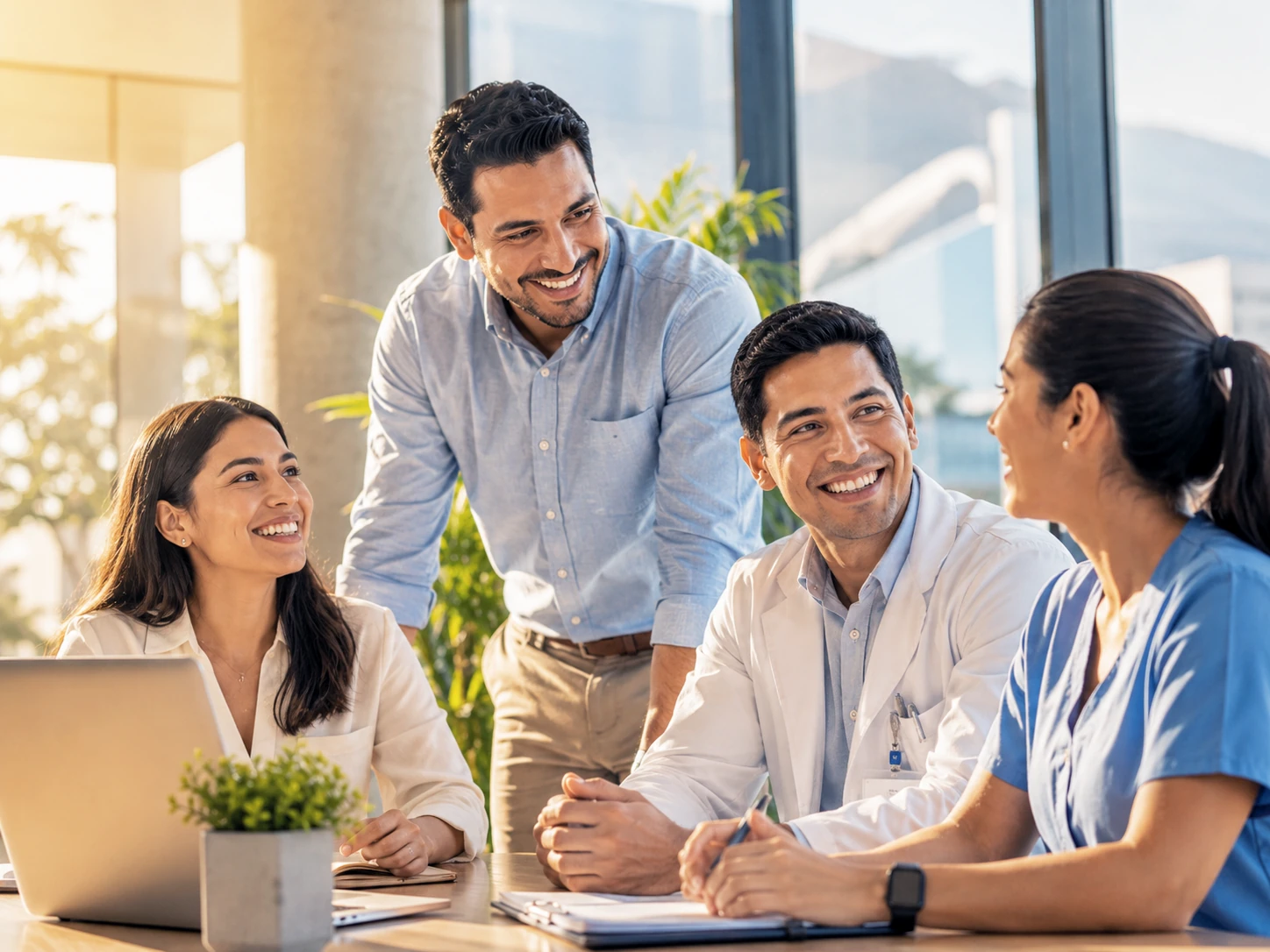 Equipo de profesionales reunido para compartir ideas